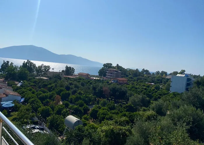 Pensión Dini Radhimë